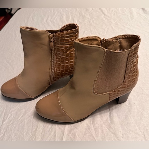 Bella Marie Booties - Size 10 Nearly New & Great For Fall - Picture 7 of 8